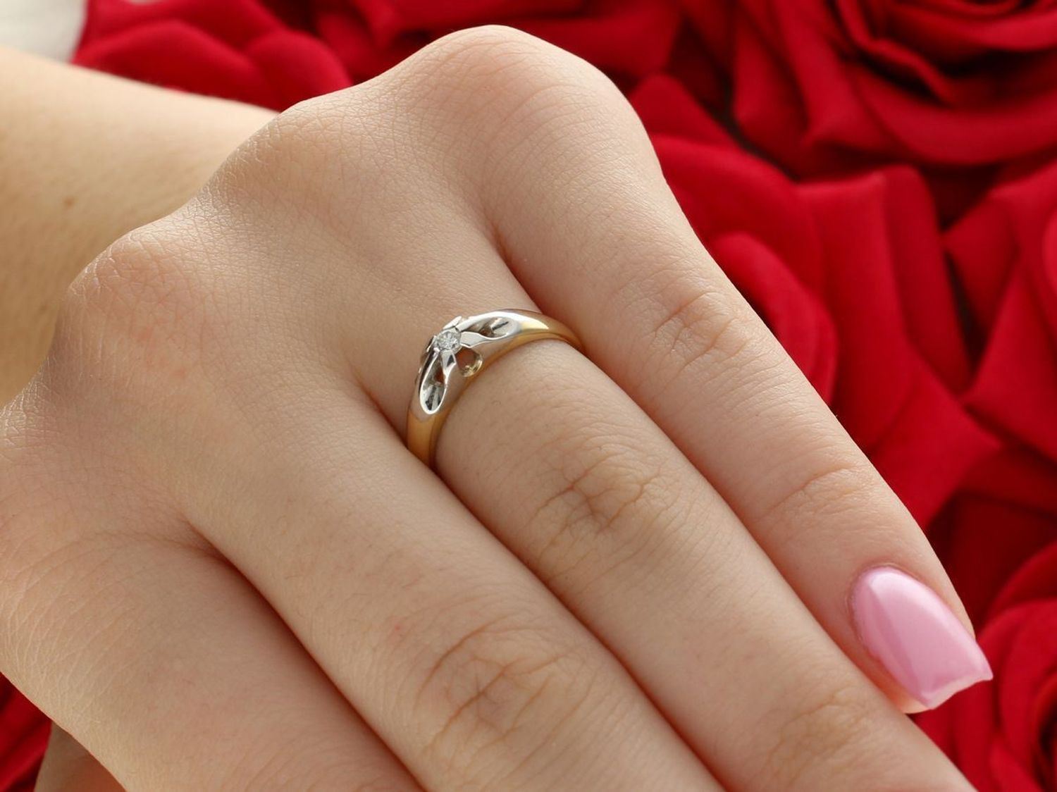 Elegancki pierścionek z żółtego i białego złota 585 z uniesionym diamentem 0,08 ct. Czystość P1, barwa W. Klasyczny styl z certyfikatem autentyczności. Idealny prezent.1.jpg